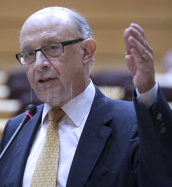 GRAF1622. MADRID, 12/12/2017.- El ministro de Hacienda, Cristóbal Montoro, interviene durante el pleno celebrado esta tarde en el Senado, en Madrid. EFE/Kiko Huesca