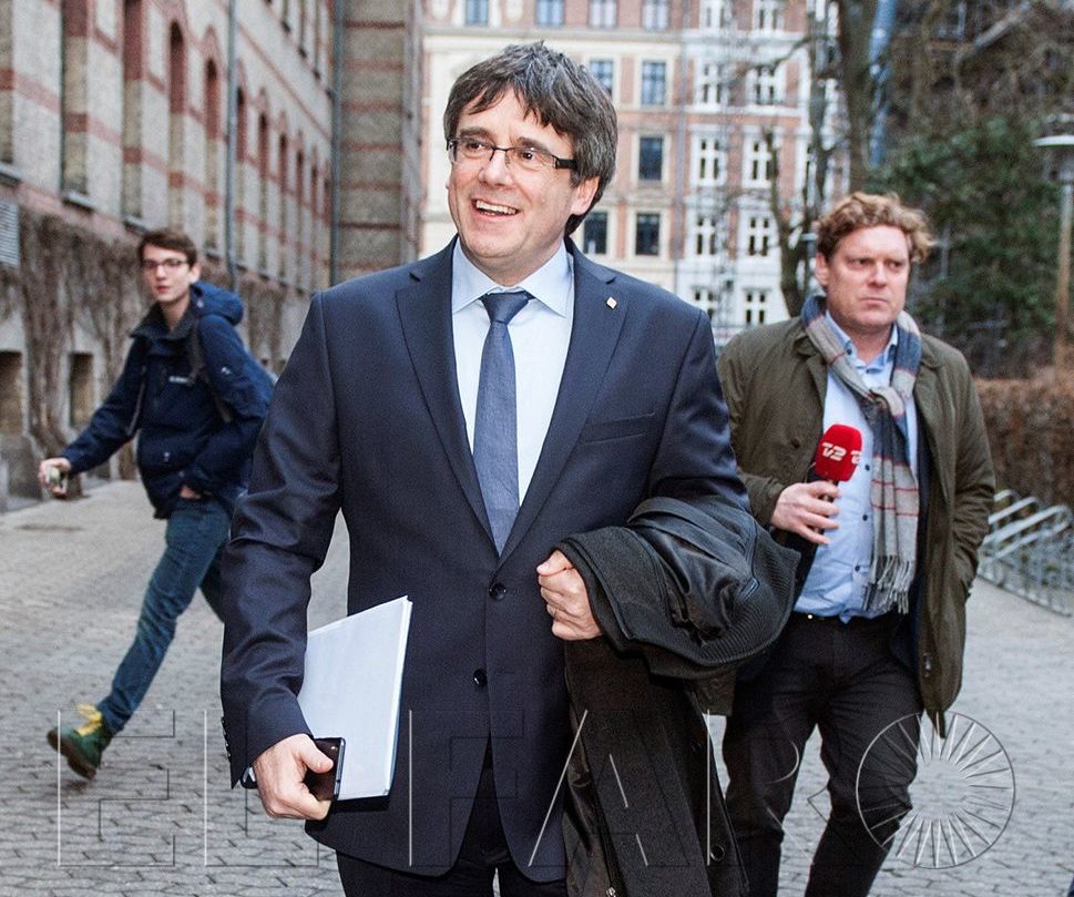 GRAF4812. COPENHAGUE (DINAMARCA), 22/01/2018.- El expresidente de la Generalitat de Cataluña, Carles Puigdemont, tras su discurso en inglés hoy en la Universidad de Copenhague, en su primera salida de Bélgica desde que huyó de España, en el que ha afirmado que "a pesar de las amenazas de Madrid" las fuerzas independentistas formarán pronto un nuevo gobierno y ha estimado que "es hora de negociar", "acabar la represión y buscar una solución política" al conflicto. EFE/Ricardo Ramirez