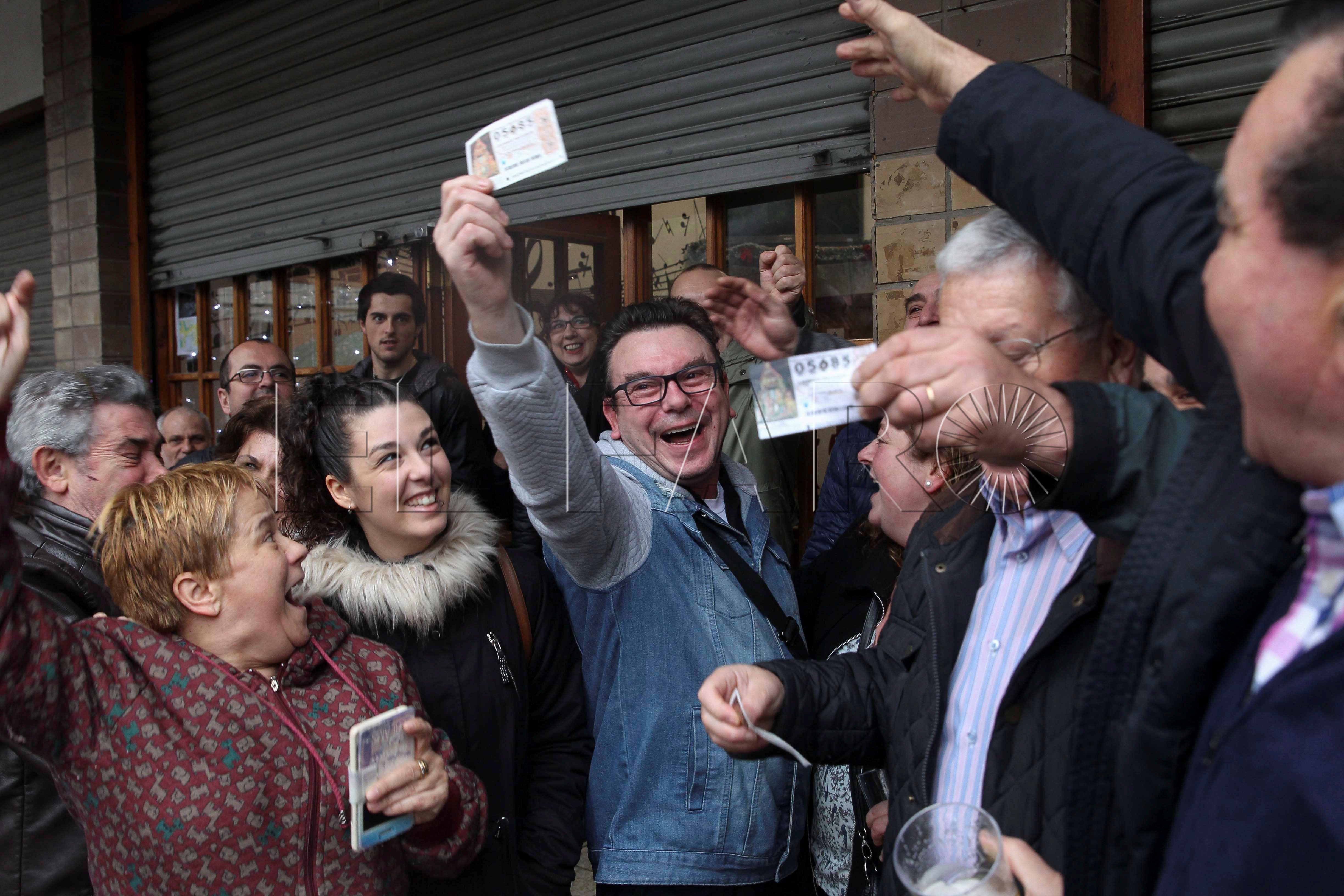 GRAF228. BILBAO, 06/01/2018.- Clientes y dueños del Bar Ziortza en Bilbao celebran el primer premio de la Lotería del Niño, dotado con 2.000.000 de euros a la serie, ha recaído en el número 05.685, que ha sido vendido íntegramente en Bilbao. EFE/MIGUEL TOÑA