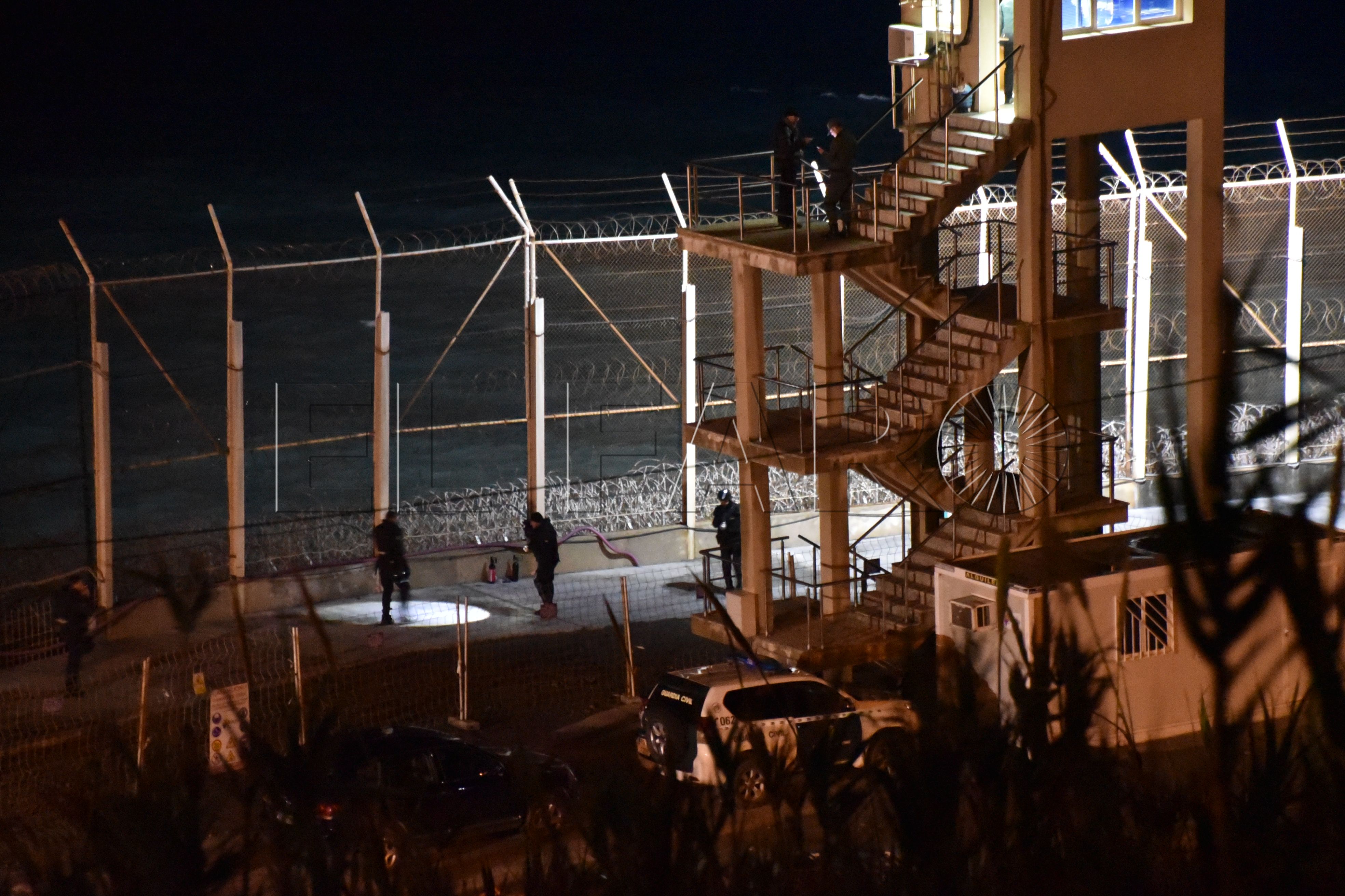 La policía marroquí y la Guardia Civil se despliegan en el vallado de Benzú