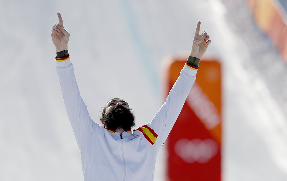 Bongpyeong-myeon (Korea, Republic Of), 15/02/2018.- Regino Hernandez of Spain celebrates during the venue ceremony after placing third in the Men's Snowboard Cross SBX final at the Bokwang Phoenix Park during the PyeongChang 2018 Olympic Games, South Korea, 15 February 2018. (España, Fénix, Corea del Sur) EFE/EPA/SERGEI ILNITSKY
