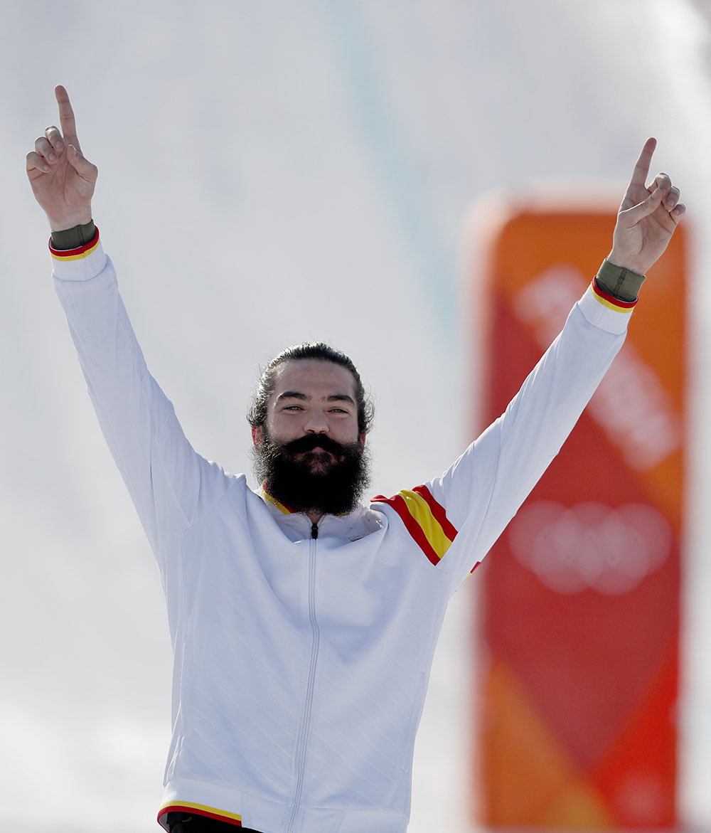 Bongpyeong-myeon (Korea, Republic Of), 15/02/2018.- Regino Hernandez of Spain celebrates during the venue ceremony after placing third in the Men's Snowboard Cross SBX final at the Bokwang Phoenix Park during the PyeongChang 2018 Olympic Games, South Korea, 15 February 2018. (España, Fénix, Corea del Sur) EFE/EPA/SERGEI ILNITSKY