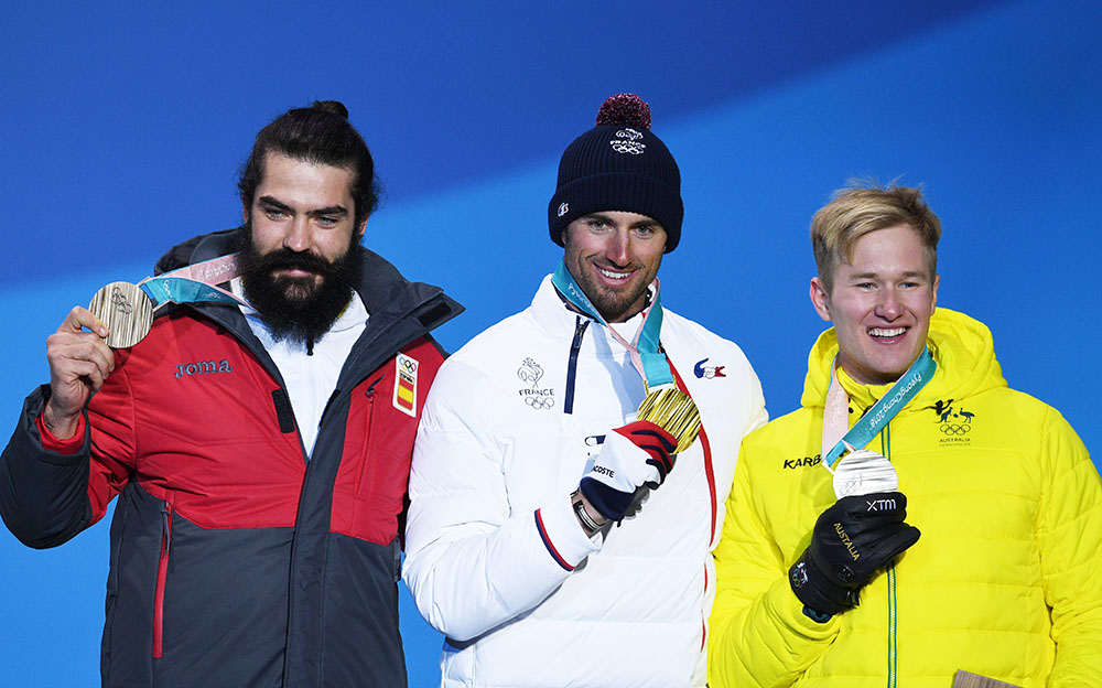 Daegwallyeong-myeon (Korea, Republic Of), 15/02/2018.- Gold medal winner Pierre Vaultier of France (C) celebrates on the podium with silver medal winner Jarryd Hughes of Australia (R) and bronze medal winner Regino Hernandez of Spain (R) during the medal ceremony for the men's Snowboard Cross event during the PyeongChang 2018 Olympic Games, South Korea, 15 February 2018. (España, Corea del Sur, Francia) EFE/EPA/VASSIL DONEV