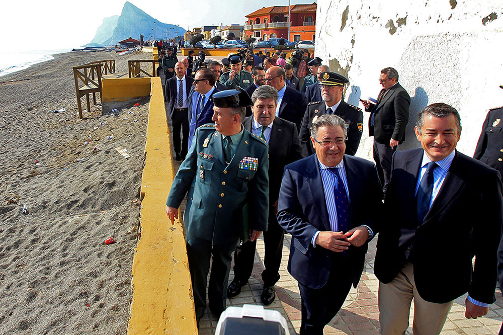 GRAF4730. LA LÍNEA DE LA CONCEPCIÓN (CÁDIZ), 19/02/2018.- El ministro del Interior, Juan Ignacio Zoido, acompañado por el delegado el Gobierno en Andalucía, Antonio Sanz (d), pasan junto a la playa del tonelero, en la barriada de la atunara, durante la visita realizada hoy La Línea de la Concepción (Cádiz) para supervisar los dipositivos de seguridad de la Guardia Civil y de la Policía Nacional en dicha localidad, tras varios incidentes que han puesto en evidencia la violencia de las redes del narcotráfico en esta zona. EFE/A. Carrasco Ragel