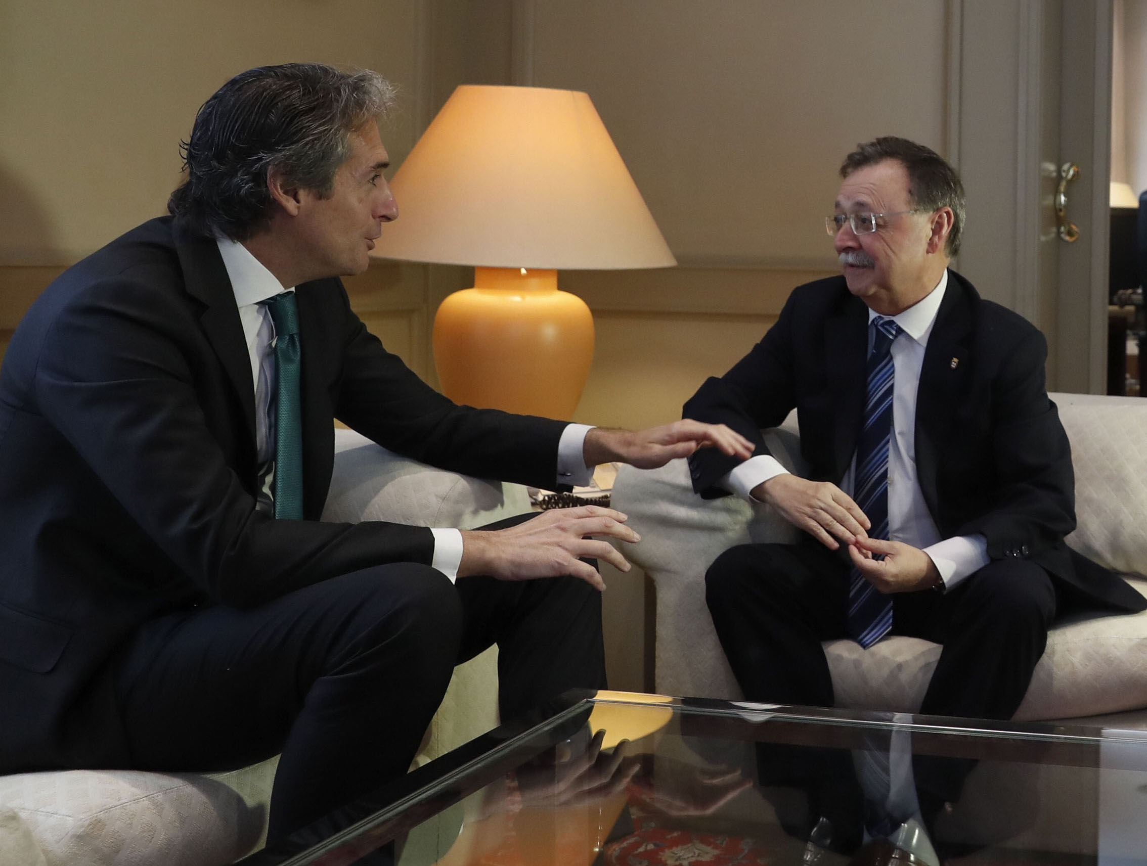 GRA030. MADRID, 18/01/2017.- El ministro de Fomento, Íñigo de la Serna (i), durante la reunión que ha mantenido con el presidente de la Ciudad Autónoma de Ceuta, Juan Jesús Vivas, hoy en la sede del ministerio, en Madrid. EFE/Javier Lizón