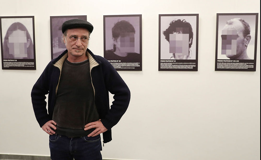 GRAF188. MADRID, 26/02/2018.- El artista Santiago Sierra, antes de participar en el debate que se iba a haber celebrado en la feria de arte sobre el asunto de sus imágenes, hoy en Madrid. Sierra es el autor de la obra "Presos políticos" que fue retirada de la pasada edición de ARCO, la Feria Internacional de Arte Contemporáneo de Madrid. EFE/ Ballesteros