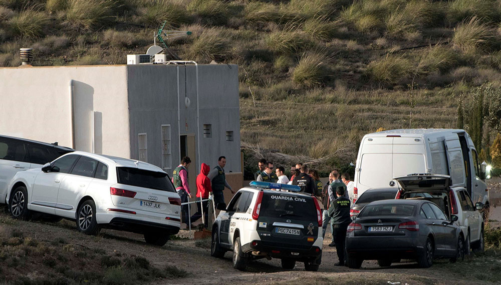 GRAF1374. ALMERÍA, 13/03/2018.- Ana Julia Quezada (de rojo), la autora confesa de la muerte de Gabriel Cruz, el hijo de su pareja, ha vuelto a ser trasladada a la localidad de Rodalquilar, en Níjar (Almería), para una reconstrucción de los hechos dirigida por los agentes que coordinan la investigación de la Guardia Civil. EFE/ Ricardo García