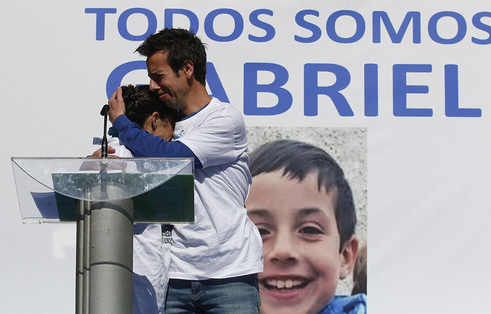 GRAF8526 MADRID, 11/3/2018.-Las fuerzas de seguridad han encontrado muerto al niño Gabriel Cruz, de 8 años, desaparecido el 27 de febrero en Las Hortichuelas, en Níjar (Almería), y han detenido a la pareja del padre del menor, según fuentes de la investigación.El cuerpo se encontraba en el maletero del coche de la arrestada, según las mismas fuentes. En la foto, tomada el pasado día 8, Patricia Ramírez y Ángel Cruz, los padres de Gabriel, del menor abrazándose durante una concentración en Almería para reclamar el regreso a casa de su hijo. EFE/ Carlos Barba