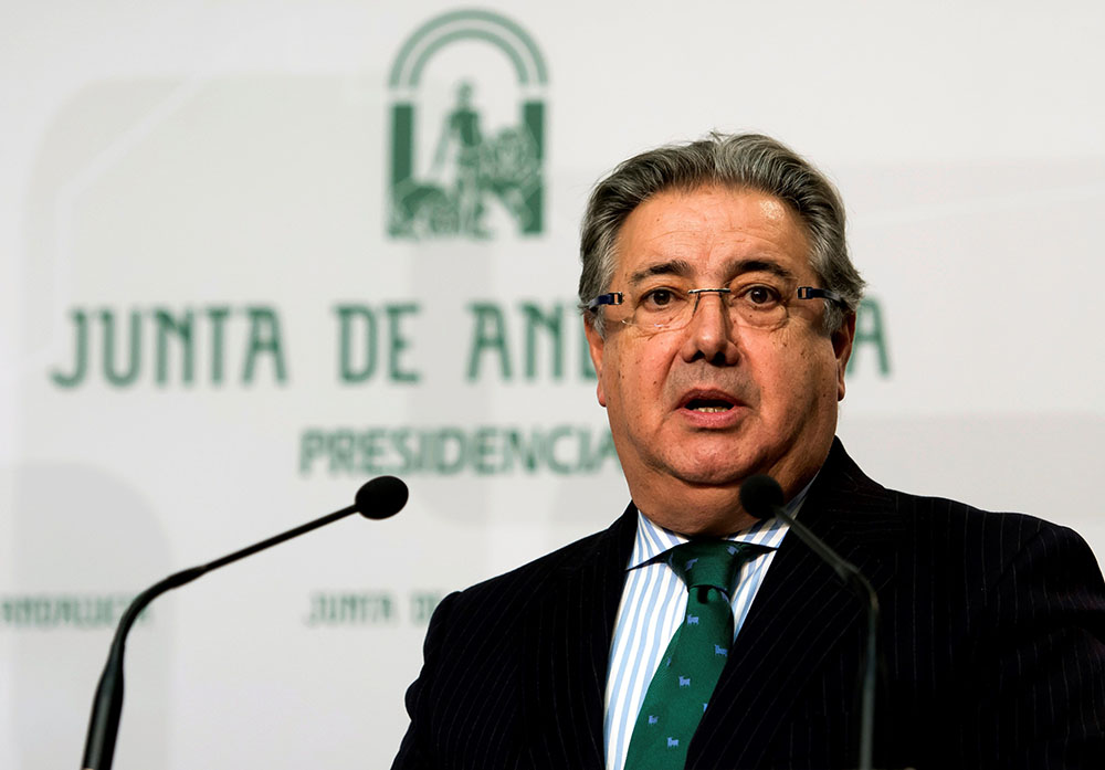 GRAF6278. SEVILLA, 19/03/2018.- El ministro del Interior, Juan Ignacio Zoido, durante la rueda de prensa posterior a su reunión con la presidenta de la Junta de Andalucía, Susana Díaz, hoy en Sevilla, para abordar la seguridad y la lucha contra el narcotráfico en el Campo de Gibraltar. EFE/Raúl Caro