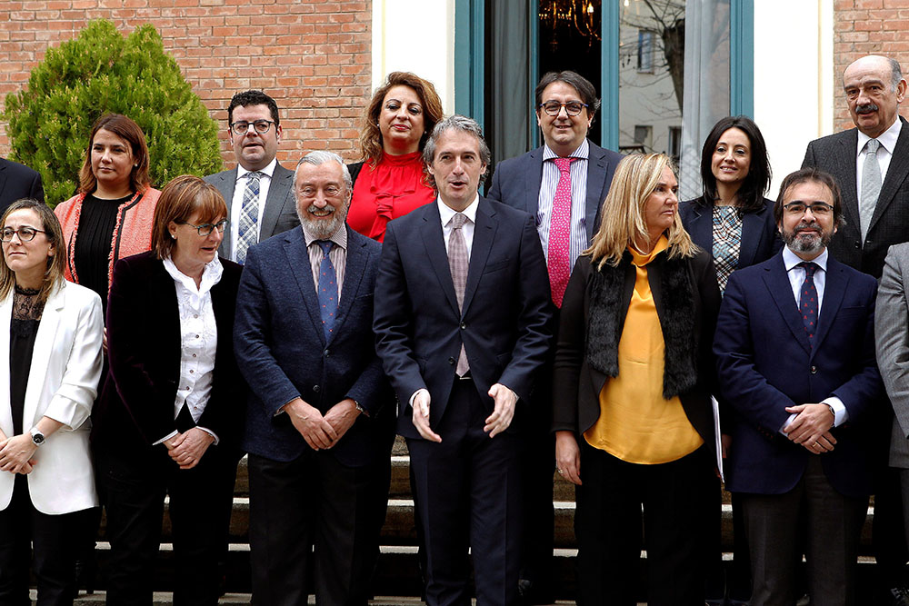 GRAF2578. MADRID, 15/03/2018.- El ministro de Fomento, Íñigo de la Serna (3d), junto al secretario de Estado de Infraestructuras, Transporte y Vivienda, Julio Gómez-Pomar (4d),entre otros, posan para la foto de familia de la Conferencia Sectorial de Vivienda, Urbanismo y Suelo. EFE/ Victor Lerena