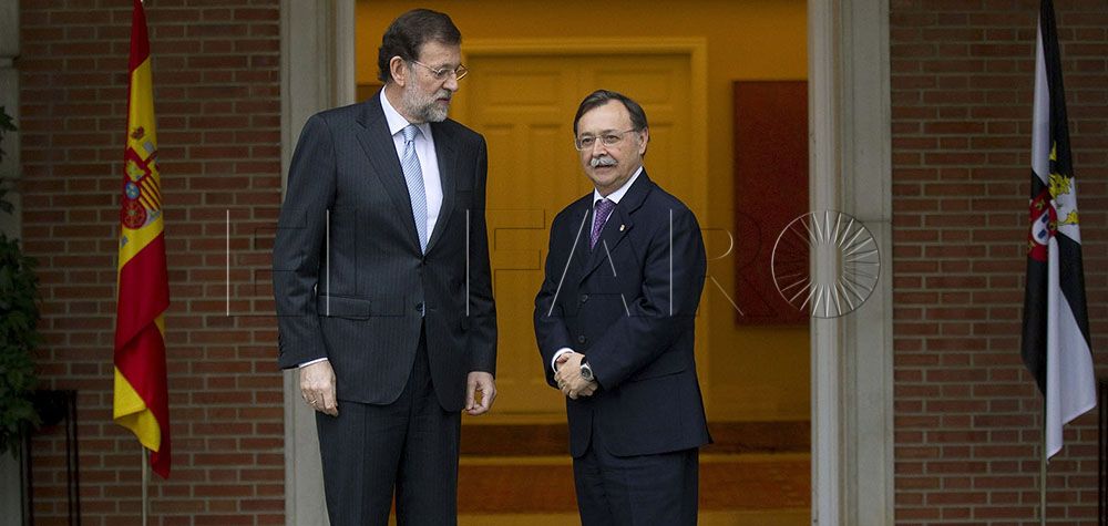GRA062. MADRID, 08/11/2012.- El jefe del Ejecutivo, Mariano Rajoy (i), recibe al presidente de Ceuta, Juan Jes˙s Vivas, a la entrada del Palacio de la Moncloa donde ambos se han reunido hoy para tratar, entre otros asuntos, cÛmo afecta la crisis a la ciudad autÛnoma. EFE/Chema Moya