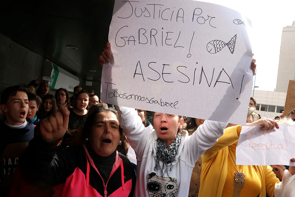 GRAF2116. ALMERÍA, 14/03/2018.- Un centenar de personas gritan pidiendo justicia al paso del furgón policial que traslada a Ana Julia Quezada, la autora confesa de la muerte del niño Gabriel Cruz tras prestar declaración ante el juez. EFE/ Ricardo García