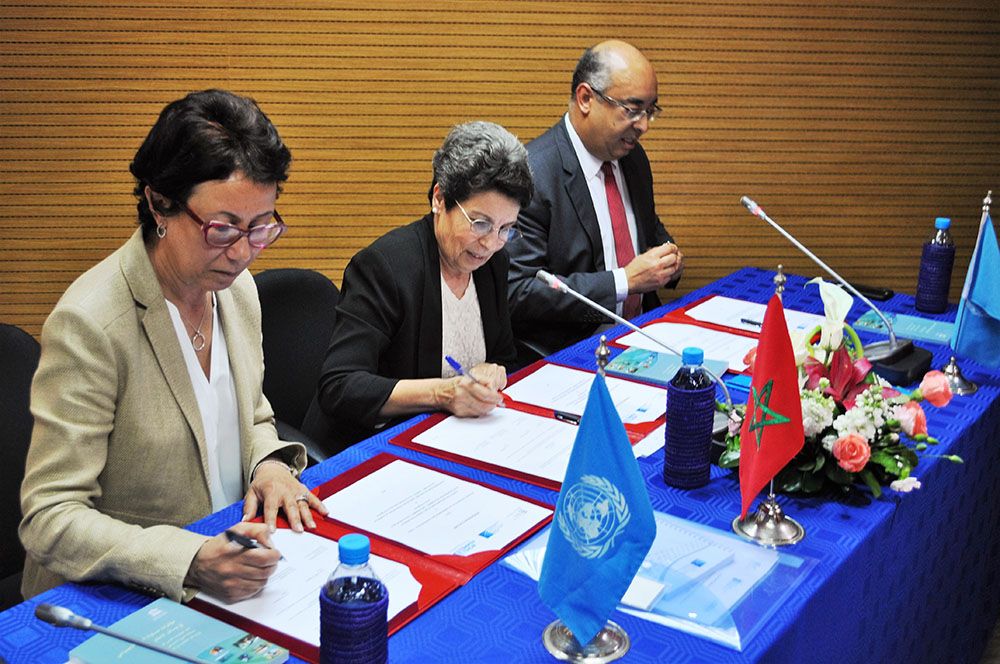Amina Lemrini Elouahabi, presidenta de la HACA, en la firma de un convenio sobre medios e igualdad de género