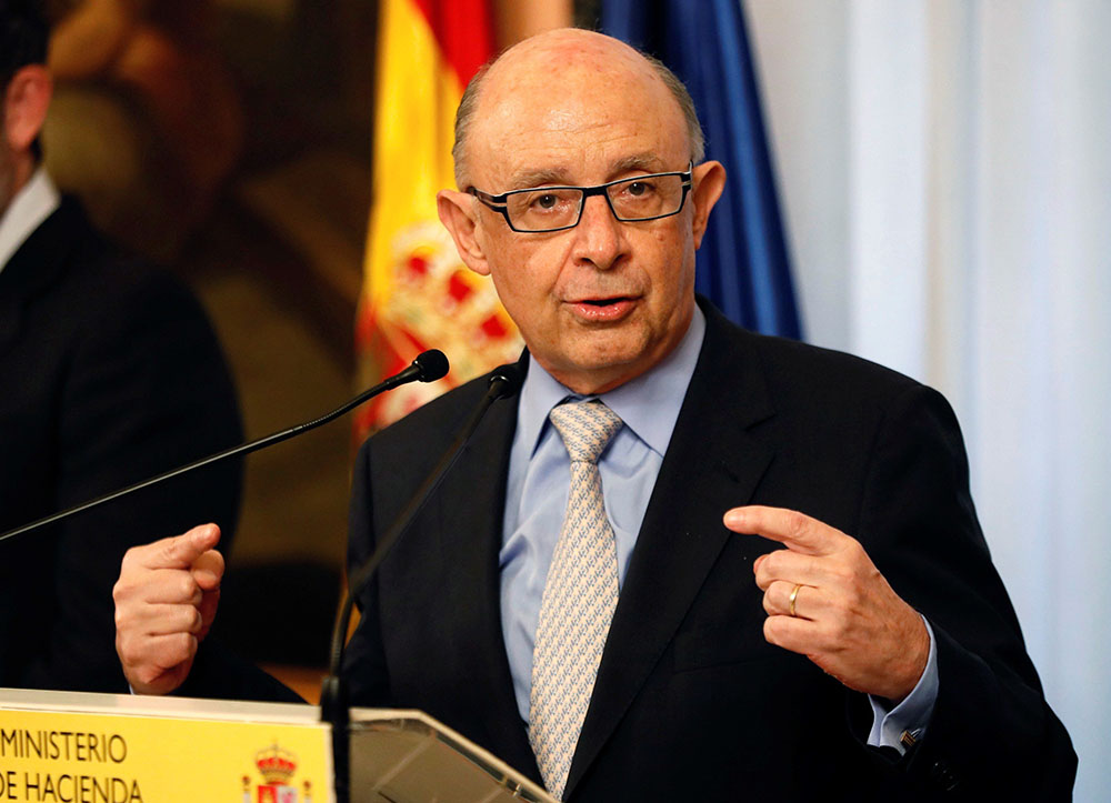 GRAF8684. MADRID (ESPAÑA), 09/03/2018.- El ministro de Hacieda Cristóbal Montoro (2i), durante la firma del acuerdo para la mejora del empleo público, con los representantes de los sindicatos CCOO, UGT, y CSIF. EFE/Fernando Alvarado