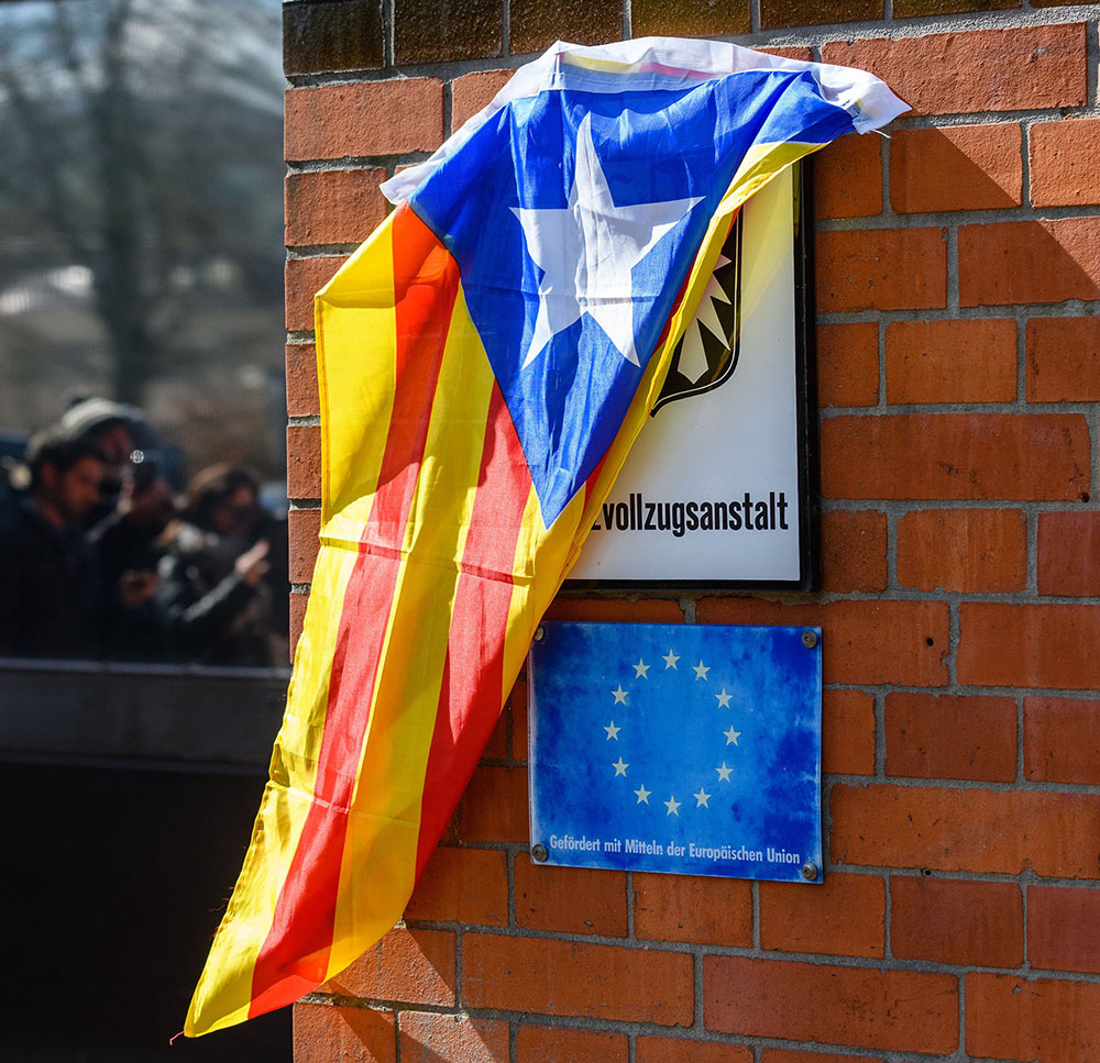 FST120. NEUMÜNSTER (ALEMANIA), 06/04/2018.- Una bandera estelada permanece colgada a la entrada de la cárcel de Neumünster, donde permanecía recluído el expresidente de la Generalitat de Cataluña Carles Puigdemont, en Alemania, hoy, 6 de abril de 2018. Puigdemont ingresó en prisión el pasado 25 de marzo tras ser detenido en aplicación de la euroorden dictada por España. EFE/JENS SCHLUETER