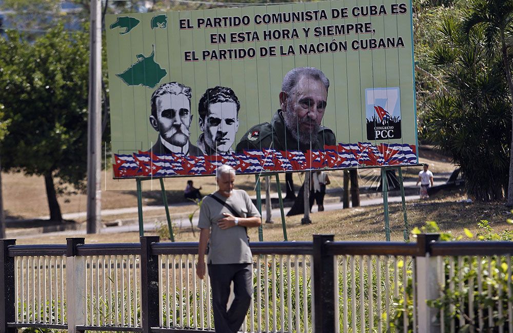 HAB105 LA HABANA(CUBA), 20/04/2018.- Un hombre pasa frente a un cartel alusivo al Partido Comunista de Cuba (PCC) hoy, 20 de abril del 2018, en una calle de La Habana (Cuba). Miguel Díaz-Canel, que hoy cumple 58 años, fue ratificado ayer jueves como el nuevo presidente de Cuba en una histórica sesión de la Asamblea Nacional del Poder Popular (ANPP, Parlamento unicameral), donde fue arropado por el saliente mandatario Raúl Castro, que se mantiene como líder del Partido Comunista hasta 2021. EFE/Ernesto Mastrascusa