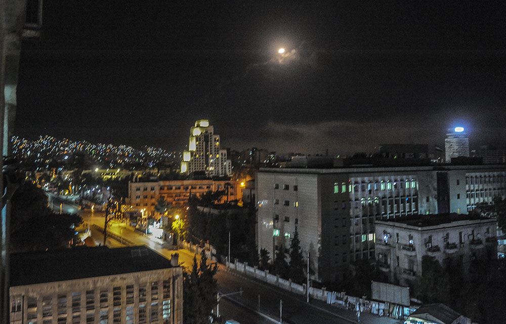 XNM 05. Damascus (Syrian Arab Republic), 13/04/2018.- A handout photo made available by the official Syrian Arab News Agency (SANA) shows Syrian air defense systems during the attacks launched by the US, France and Britain on a number of sites in the surroundings of Damascus, Syria 14 April 2018. Media reports on 14 April 2018 state that USA, Britain and France bombed multiple government targets in Syria in an operation targeting alleged chemical weapons sites. (Damasco, Atentado, Siria, Francia, Estados Unidos) EFE/EPA/SANA / HANDOUT HANDOUT EDITORIAL USE ONLY/NO SALES