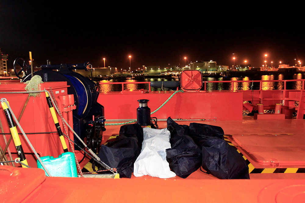 GRAF4226. ALGECIRAS, 01/04/2018.- Llega al puerto de Algeciras el barco de Salvamento Marítimo que recuperó hoy cuatro cadáveres y rescató a una persona tras el naufragio de una patera que había partido desde la costa de Marruecos con doce tripulantes. EFE/A.Carrasco Ragel.
