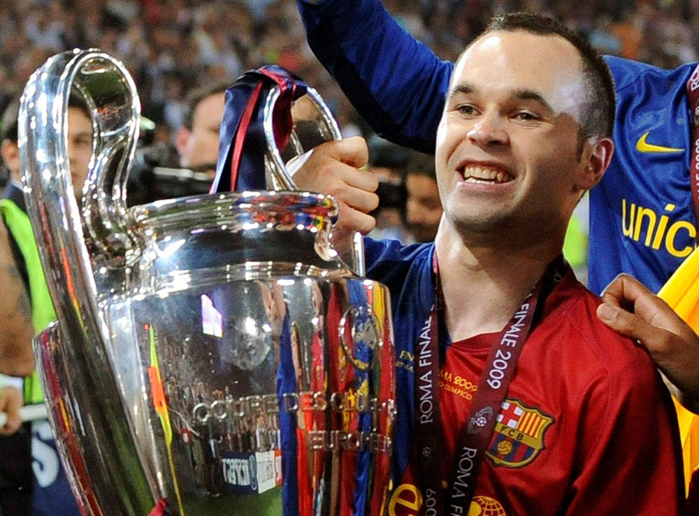 GRAF4336. MADRID, 27/04/2018.- Fotografía de Archivo, tomada el 27 de mayo de 2009, del centrocampista del FC Barcelona Andrés Iniesta con el trofeo de la Liga de Campeones en el estadio Olímpico de Roma. Iniesta anunció este viernes que abandonará el club catalán a la finalización de esta temporada, notificación que realizó entre lágrimas en la sala de prensa de la Ciudad Deportiva arropado por sus compañeros y por el presidente del club. EFE/Archivo/Ettore Ferrari
