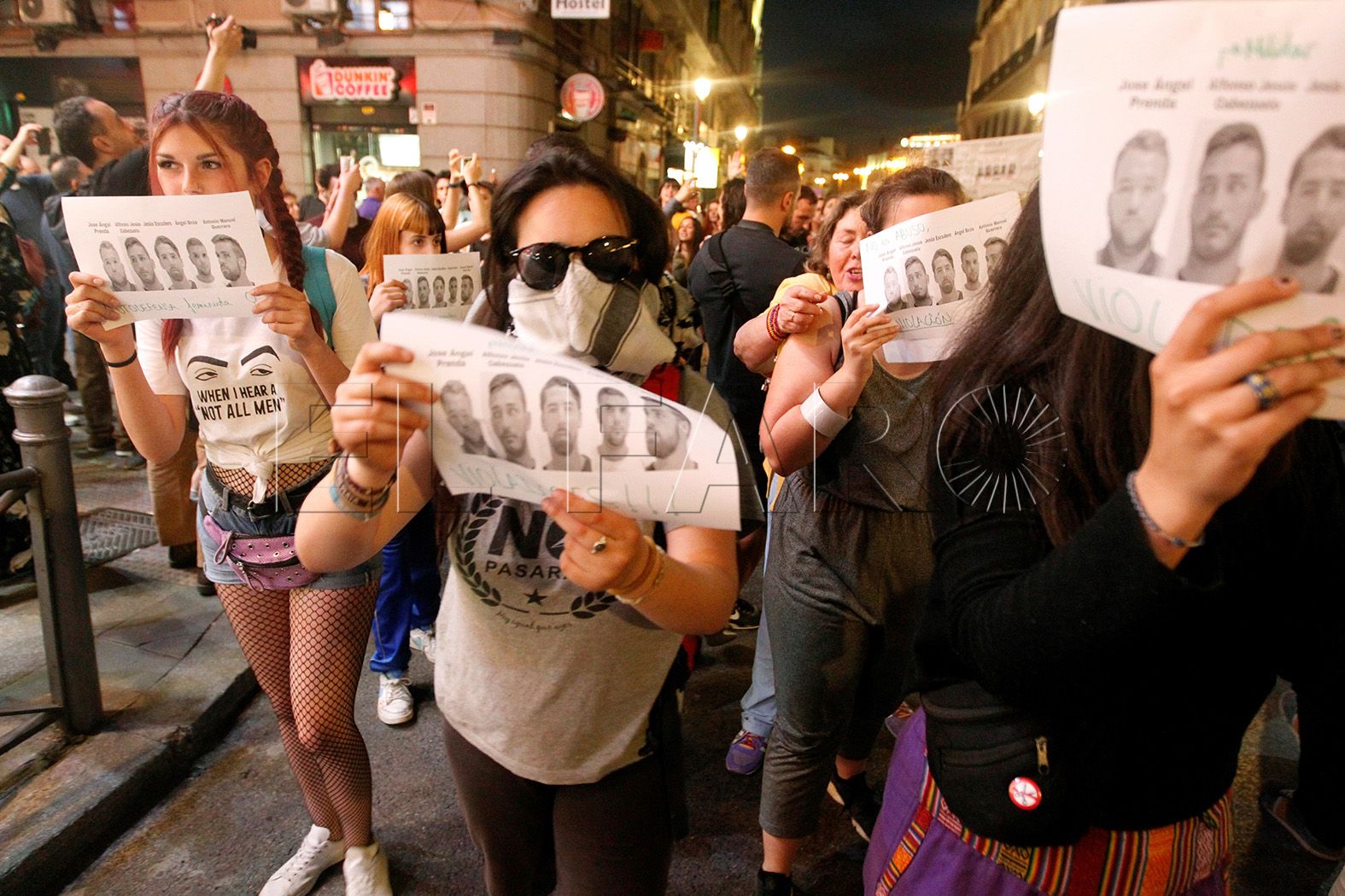GRAF3750. MADRID, 26/04/2018.- Miles de personas asisten a la concentración convocada por colectivos feministas esta tarde frente al Ministerio de Justicia, en Madrid, para expresar su apoyo y solidaridad a la víctima de los miembros de La Manada, después de conocerse la sentencia que les declara culpables de un delito continuado de abuso sexual y no de violación. EFE/Nicolás Rodríguez