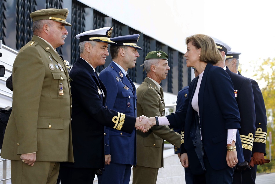 GRA096 POZUELO DE ALARCÓN (MADRID), 09/11/2016.- La nueva ministra de Defensa, María Dolores de Cospedal, que mantuvo su primer encuentro con la cúpula militar y contactó con las tropas desplegadas en el exterior en una videoconferencia desde el cuartel de Retamares de Pozuelo de Alarcón (Madrid), recibida por el mando de operaciones a su llegada al acto. EFE/Zipi