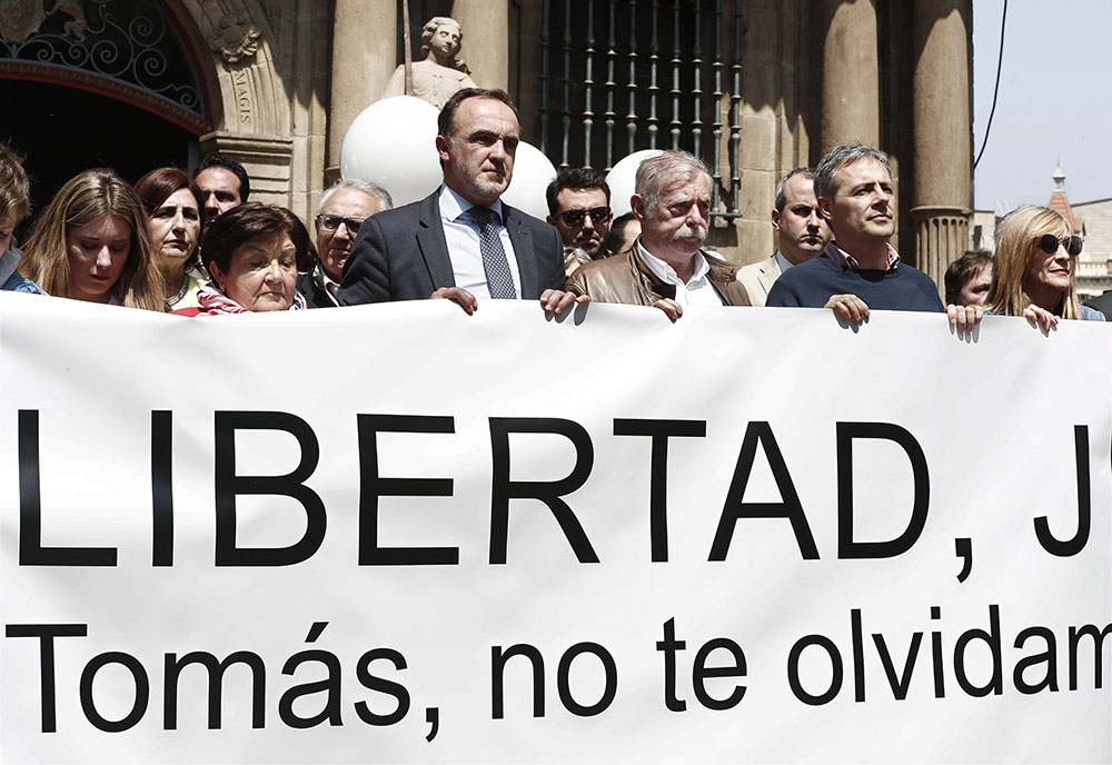 GRAF9275. PAMPLONA, 05/05/2018.- Momento de la concentración realizada este mediodía en la Plaza del Ayuntamiento de Pamplona en memoria del concejal de UPN Tomás Caballero asesinado por ETA hace 20 años, al que acude la viuda del edil asesinado, Pilar Martínez (2i), entre otros familiares, compañeros de partido y de otras formaciones políticas y ciudadanos. EFE/Jesús Diges