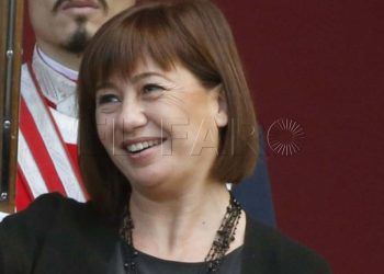 GRA189. MADRID, 12/10/2015.- El rey Felipe saluda a la presidenta de Baleares, Francina Armengol, durante el desfile del Día de la Fiesta Nacional, que ha contado con la participación de unos 3.400 militares y guardias civiles -400 más que el año pasado-, 48 vehículos y 53 aeronaves. EFE/Juan Carlos Hidalgo