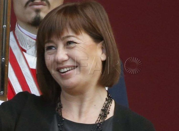 GRA189. MADRID, 12/10/2015.- El rey Felipe saluda a la presidenta de Baleares, Francina Armengol, durante el desfile del Día de la Fiesta Nacional, que ha contado con la participación de unos 3.400 militares y guardias civiles -400 más que el año pasado-, 48 vehículos y 53 aeronaves. EFE/Juan Carlos Hidalgo