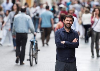 GRAF7395. SEVILLA, 10/06/2018.- El periodista y editor Daniel Pinilla ha dicho a Efe que "debatir sobre lo español es un deporte de riesgo" con motivo de la publicación de su libro "Expaña", para escribir el cual ha recorrido el país, desde la 'Ruta del bakalao' al Monasterio de Yuste", desde la valla de Ceuta a Finisterre. EFE/Raúl Caro