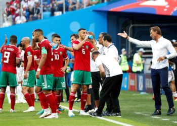MUN03-33. SAN PETERSBURGO (RUSIA), 15/06/2018.- El técnico de la selección de fútbol de Marruecos, el francés Hervé Renard (d), da instrucciones a sus jugadores durante el partido Marruecos-Irán.