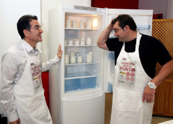 GRAF1221. MADRID, 20/05/2018.- Imagen facilitada por la ONCE de su director general de Servicios Sociales, Andrés Ramós, invidente total, y del cocinero Sergio Fernández, protagonistas de la campaña "Alimentos con su punto" que busca promover el etiquetado en braille de los productos alimentarios para evitar confusiones a veces muy peligrosas en el caso de alergias e intolerancias alimentarias. EFE ***SÓLO USO EDITORIAL***