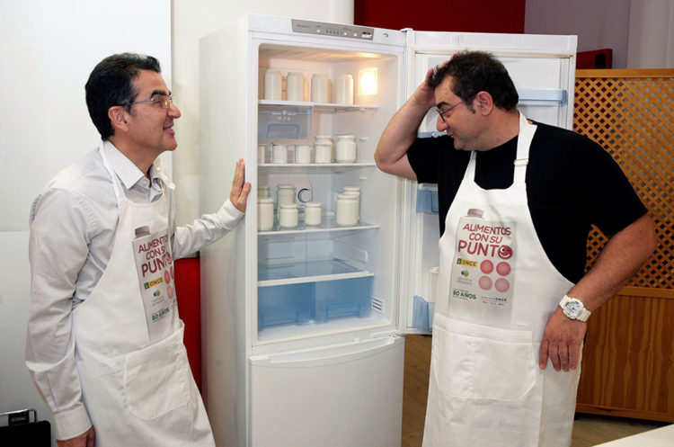 GRAF1221. MADRID, 20/05/2018.- Imagen facilitada por la ONCE de su director general de Servicios Sociales, Andrés Ramós, invidente total, y del cocinero Sergio Fernández, protagonistas de la campaña "Alimentos con su punto" que busca promover el etiquetado en braille de los productos alimentarios para evitar confusiones a veces muy peligrosas en el caso de alergias e intolerancias alimentarias. EFE ***SÓLO USO EDITORIAL***