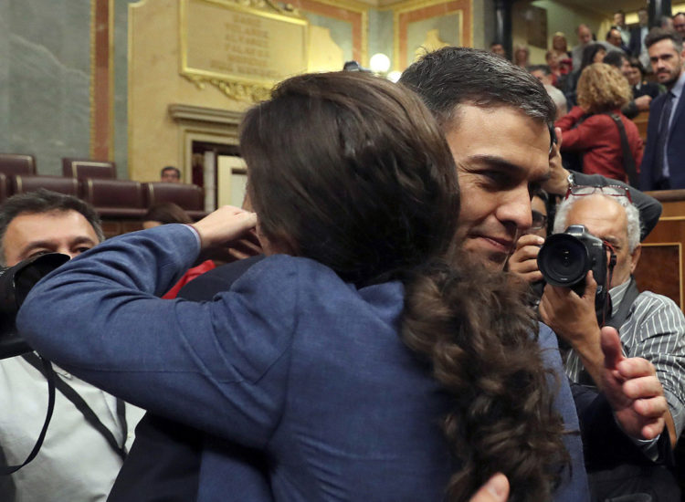 -FOTODELDIA- GRAF995. MADRID (ESPAÑA), 01/06/2018.- El secretario general del PSOE Pedro Sánchez, saluda al líder de Podemos Pablo Iglesias, en el hemiciclo del Congreso tras el debate de la moción de censura presentada por su partido. EFE/J.J. Guillén