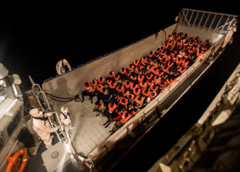 Rescate en alta mar, en la madrugada del domingo 10 de junio, de parte de los 629 inmigrantes que han sido rescatados por el barco "Aquarius", al que se le ha impedido atracar en Italia y Malta. El presidente del Gobierno español dio hoy instrucciones para que el barco pueda atracar en el puerto de Valencia para evitar una catástrofe humanitaria. EFE/Oscar Corral