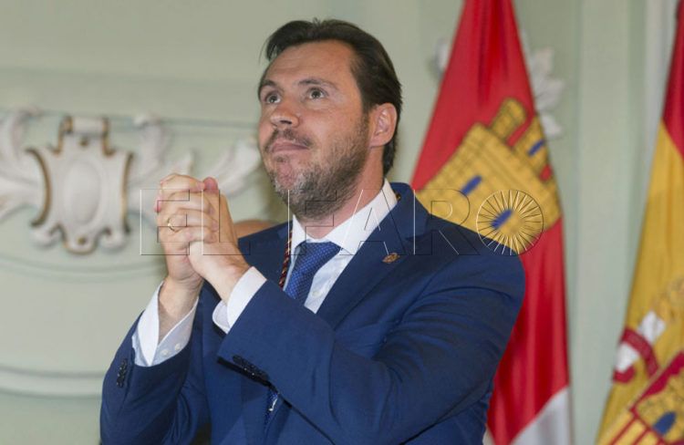 GRA353 VALLADOLID. 13/06/15. El socialista Óscar Puente es investido como alcalde de Valladolid con los votos de los ocho concejales de su partido, los cuatro de Valladolid Toma la Palabra y los tres de Sí Se Puede. EFE/R. GARCÍA