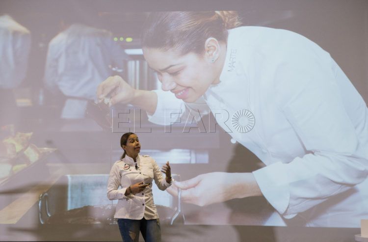 STO05. SANTO DOMINGO (REPÚBLICA DOMINICANA), 21/07/2018.- La chef dominicana María Marte habla durante una conferencia este martes, 17 de julio de 2018, en Santo Domingo (República Dominicana). El principal ingrediente de la cocina es, sin duda alguna, la creatividad, afirmó en entrevista con Efe la chef dominicana María Marte, reconocida por su labor en el famoso restaurante madrileño Club Allard. EFE/Orlando Barría