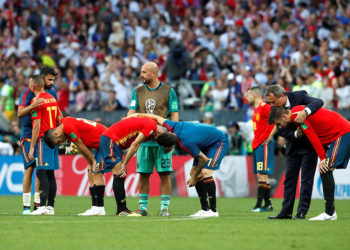 418. MOSCÚ (RUSIA), 01/07/2018.- , Los jugadores de la selección española tras perder en la tanda de penaltis durante el partido España-Rusia, de octavos de final del Mundial de Fútbol de Rusia 2018, en el Estadio Luzhnikí, Rusia, hoy 1 de julio de 2018. EFE/Alberto Estévez [ATENCIÓN EDITORES: Sólo Uso editorial. Prohibido su uso en referencia con entidad comercial alguna. Prohibido su uso en alertas, descargas o mensajería multimedia en móviles. Las imágenes deberán aparecer como fotografías congeladas y no podrán emular la acción del juego mediante secuencias o fotomontajes. Ninguna imagen publicada podrá ser alterada, mediante texto o imagen superpuesta, en el caso de que (a) intencionalmente oculte o elimine el logotipo de un patrocinador o (b) añada y/o cubra la identificación comercial de terceras partes que no esté oficialmente asociada con la Copa Mundial de la FIFA.]