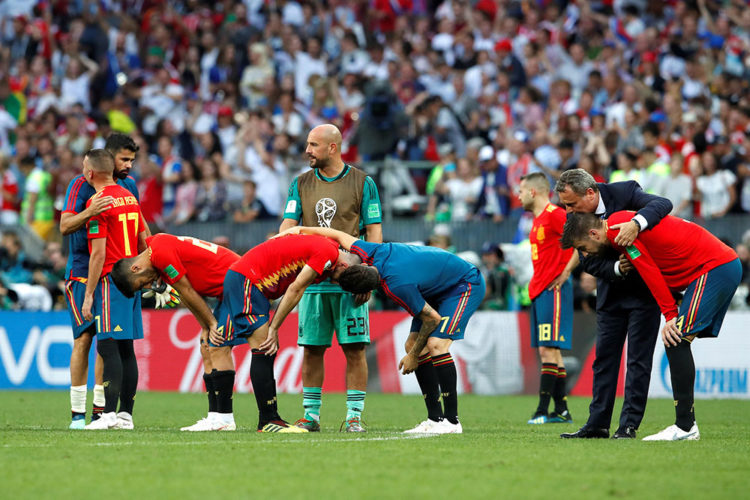 418. MOSCÚ (RUSIA), 01/07/2018.- , Los jugadores de la selección española tras perder en la tanda de penaltis durante el partido España-Rusia, de octavos de final del Mundial de Fútbol de Rusia 2018, en el Estadio Luzhnikí, Rusia, hoy 1 de julio de 2018. EFE/Alberto Estévez [ATENCIÓN EDITORES: Sólo Uso editorial. Prohibido su uso en referencia con entidad comercial alguna. Prohibido su uso en alertas, descargas o mensajería multimedia en móviles. Las imágenes deberán aparecer como fotografías congeladas y no podrán emular la acción del juego mediante secuencias o fotomontajes. Ninguna imagen publicada podrá ser alterada, mediante texto o imagen superpuesta, en el caso de que (a) intencionalmente oculte o elimine el logotipo de un patrocinador o (b) añada y/o cubra la identificación comercial de terceras partes que no esté oficialmente asociada con la Copa Mundial de la FIFA.]