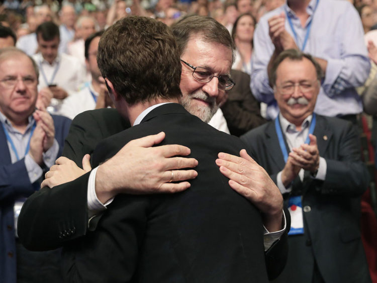 GRAF4632. MADRID, 21/07/2018.- El palentino Pablo Casado, es felicitado por el expresidente Mariano Rajoy, trsa haber sido elegido hoy nuevo presidente del PP al imponerse a Soraya Sáenz de Santamaría en la votación de los compromisarios asistentes al XIX Congreso Nacional del partido. EFE/Zipi