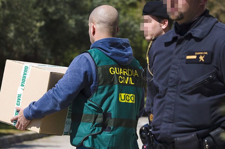 GRA133. MIJAS (Málaga), 24/03/2015.- Agentes de la Guardia Civil retiran documentos del Centro Andaluz de Formación Integral de las Industrias del Ocio (CIOMIJAS), en la Cala de Mijas (Málaga) dentro de la operación en la que se han detenido a 16 responsables políticos de la Junta de Andalucía por su relación con el presunto fraude en los cursos de formación impartidos con fondos públicos. EFE/Jorge Zapata.