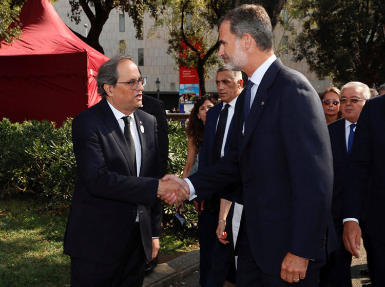 El Rey Felipe VI saluda al presidente de la Generalitat, Quim Torra (i), a su llegada a la plaza de Catalunya para presidir los actos de homenaje a las víctimas en el primer aniversario de los atentados del 17 de agosto en Barcelona y Cambrils. EFE/Casa de S.M. el Rey/Francisco Gómez