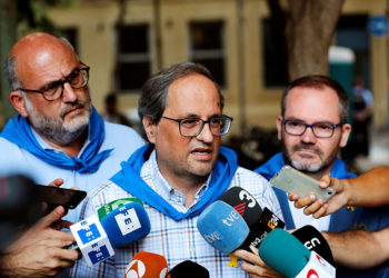 El presidente de la Generalitat Quim Torra (c) atiende a los medios, acompañado por el portavoz de Jxcat Eduard Pujol (i) y Josep Costa, durante la visita que ha realizado hoy a las fiestas de Gracia, en Barcelona. EFE/Alejandro García