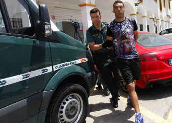 Un agente de la Guardia Civil traslada a G.A.L., de 40 años, acusado del asesinato de un hombre de origen chino en la localidad gaditana de San Roque. EFE/A. Carrasco Ragel