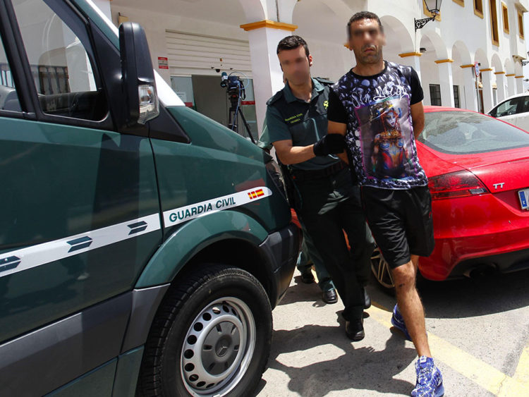 Un agente de la Guardia Civil traslada a G.A.L., de 40 años, acusado del asesinato de un hombre de origen chino en la localidad gaditana de San Roque. EFE/A. Carrasco Ragel
