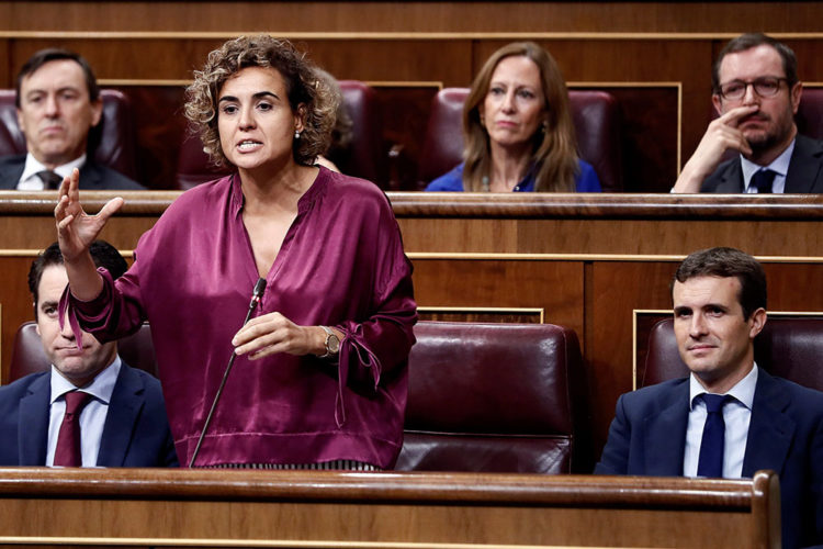 La portavoz parlamentaria del PP, Dolors Monserrat, durante su intervención en la sesión de control al Ejecutivo en el Congreso. EFE/Mariscal