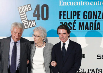 Los expresidentes del Gobierno Felipe González (i) y José María Aznar, junto a la presidenta de El País, Soledad Gallego-Díaz, durante un acto sobre el 40 aniversario de la Constitución organizado por El País y la Cadena SER. EFE/ J.P.Gandul