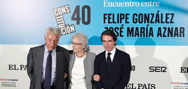 Los expresidentes del Gobierno Felipe González (i) y José María Aznar, junto a la presidenta de El País, Soledad Gallego-Díaz, durante un acto sobre el 40 aniversario de la Constitución organizado por El País y la Cadena SER. EFE/ J.P.Gandul