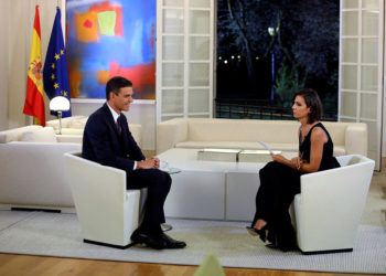 Imagen facilitada por Presidencia del Gobierno del Presidente Pedro Sánchez y la periodista Ana Pastor. EFE / Fernando Calvo