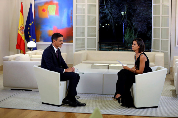 Imagen facilitada por Presidencia del Gobierno del Presidente Pedro Sánchez y la periodista Ana Pastor. EFE / Fernando Calvo