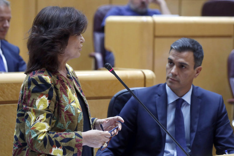 La vicepresidenta del Gobierno, Carmen Calvo (i), junto al presidente del Gobierno, Pedro Sánchez (d), durante su intervención en la sesión de control del Gobierno que tiene lugar esta tarde en el Senado. EFE/Kiko Huesca